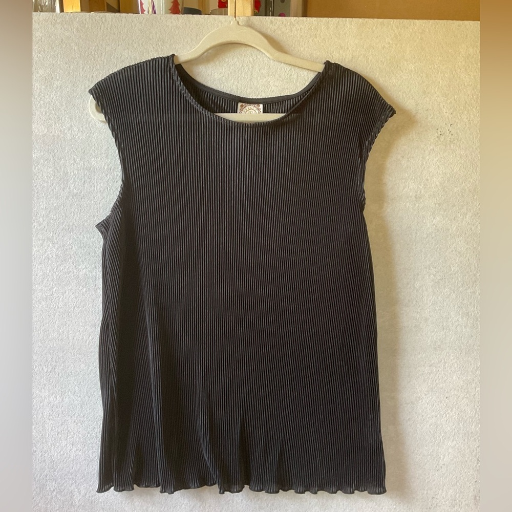 Truself ribbed sleeveless top. Black. Ruffled bottom. Size L